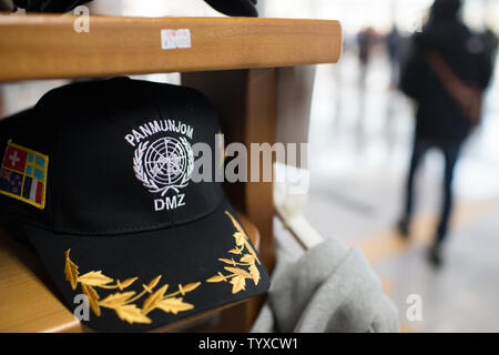 Ein Baseball Cap sitzt auf einem Display an einem Souvenir shop im dorasan Bahnhof in der Nähe der koreanischen Demilitarisierten Zone (DMZ) in Paju, Südkorea am 6. Februar 2018. Die DMZ bleibt ein beliebtes Reiseziel in Südkorea. Foto von Matthew Healey/UPI Stockfoto