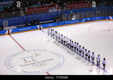 Die Spieler der melden Sie Nord- und Südkoreanischen team Line up vor Eishockey Vorrunde der Frauen - Gruppe B Spiel gegen die Schweiz am Kwandong Hockey Centre in Tainan, Pyeongchang in Südkorea während der Olympischen Winterspiele 2018 Am 10. Februar 2018. Die gemeinsame Nord- und Südkoreanischen Eishockey Team zusammen als "Korea" unter dem Unified Flagge an den Olympischen Spielen teilgenommen. Foto von Andrew Wong/UPI Stockfoto