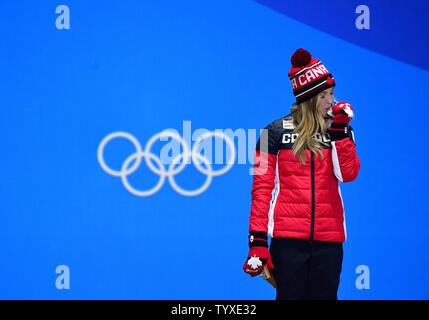 Silver Medaillenträger Kanada Justine Dufour-Lapointe feiert während der siegerehrung für Damen Buckelpiste bei den Olympischen Winterspielen 2018 in Pyeongchang Pyeongchang, Südkorea, am 12. Februar 2018. Foto von Kevin Dietsch/UPI Stockfoto