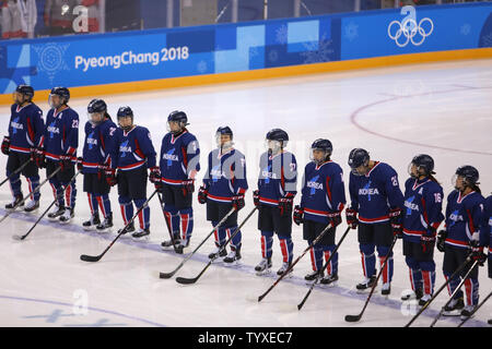 Spieler der gemeinsamen Nord- und Südkoreanischen team Line-up für Eishockey Vorrunde der Frauen - Gruppe B Spiel gegen Schweden an der Kwandong Hockey Centre in Tainan, Pyeongchang in Südkorea während der Olympischen Winterspiele 2018 Am 12. Februar 2018. Die gemeinsame Nord- und Südkoreanischen Eishockey Team zusammen als "Korea" unter der wiedervereinigten Flagge an den Olympischen Spielen teilgenommen. Foto von Andrew Wong/UPI Stockfoto