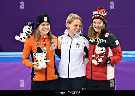 Damen 500 m Short Track Speed Skating Medaillengewinner auf dem Podium zusammen während der Veranstaltungsort Zeremonie stand während der PYEONGCHANG 2018 Winter Olympics, an der Gangneung Arena in Tainan, Südkorea, am 13. Februar 2018. Stehend von links nach rechts sind: Silbermedaillengewinner Yara van Kerkhof der Niederlande, goldmedallist Arianna Fontana von Italien und bronzemedallist Kim Boutin von Kanada. Foto von Richard Ellis/UPI Stockfoto