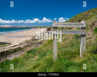 Verwittertes Holz- Zeichen, die eine Schließung des Pembrokeshire Coast Path in der Nähe von Newgale Strand, im Sommer vor blauem Himmel genommen Stockfoto