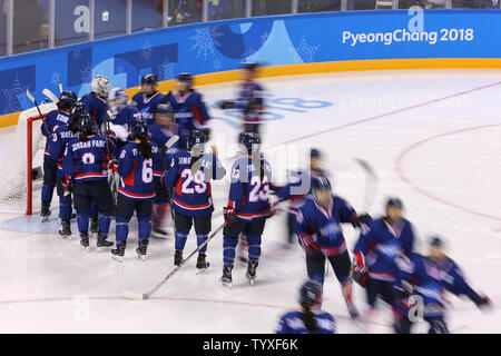 Spieler der gemeinsamen Nord- und Südkoreanischen team Line-up für Eishockey Vorrunde ihrer Frauen - Gruppe B Spiel gegen Japan an der Kwandong Hockey Centre in Tainan, Pyeongchang in Südkorea während der Olympischen Winterspiele 2018 Am 14. Februar 2018. Japan gewann 4-1. Foto von Andrew Wong/UPI Stockfoto