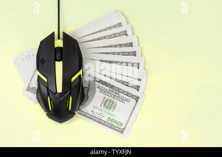 Computer Maus auf viele Dollarscheine. Bezahlung pro Klicken und autoclicker Konzept. Das Ergebnis im Internet. Flach Draufsicht auf Pastell-blaue Hintergrund Stockfoto