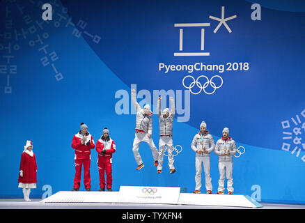 Gold medallist Deutschland Tobias WENDL und Tobias ARLT Sprung in der Feier neben Silbermedaille (L) Österreichs Peter PENZ und Georg FISCHLER und Bronze Der medaillenträger Deutschland Toni Eggert und Sascha Benecken während der siegerehrung für Luge verdoppelt bei den Olympischen Winterspielen 2018 in Pyeongchang Pyeongchang, Südkorea, am 16. Februar 2018. Foto von Kevin Dietsch/UPI Stockfoto