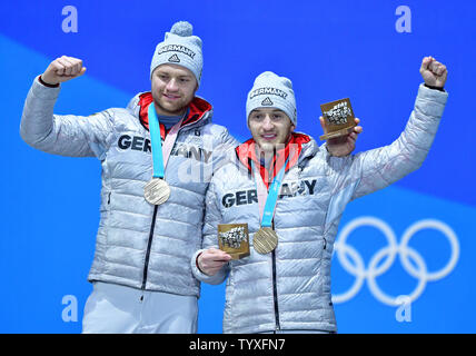 Bronze der Medaillenträger Deutschland Toni Eggert und Sascha Benecken Feiern während der siegerehrung für Luge verdoppelt bei den Olympischen Winterspielen 2018 in Pyeongchang Pyeongchang, Südkorea, am 16. Februar 2018. Foto von Kevin Dietsch/UPI Stockfoto