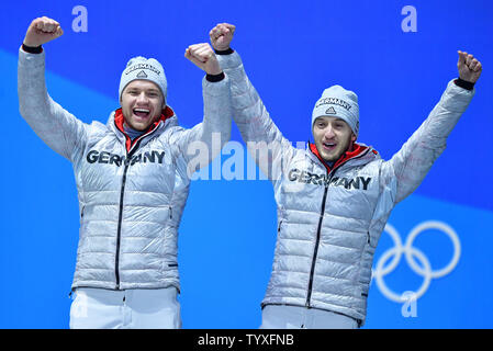 Bronze der Medaillenträger Deutschland Toni Eggert und Sascha Benecken Feiern während der siegerehrung für Luge verdoppelt bei den Olympischen Winterspielen 2018 in Pyeongchang Pyeongchang, Südkorea, am 16. Februar 2018. Foto von Kevin Dietsch/UPI Stockfoto