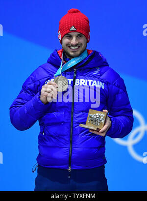 Bronzemedallist Greaet Großbritanniens Dom Parsons Feiern während der siegerehrung für Männer Skeleton bei den Olympischen Winterspielen 2018 in Pyeongchang Pyeongchang, Südkorea, am 16. Februar 2018. Foto von Kevin Dietsch/UPI Stockfoto