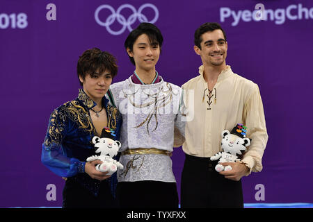Goldmedaillenträger Yuzuru Hanyu von Japan, Mitte, steht mit silbermedaillengewinner Shoma Uno von Japan, Links, und Bronze medaillenträger Javier Fernandez von Spanien während der Preisverleihung für den Männern Einzellauf kurzes Programm während der PYEONGCHANG 2018 Winter Olympics, an der Gangneung Ice Arena in Tainan, Südkorea, am 17. Februar 2018. Foto von Richard Ellis/UPI Stockfoto