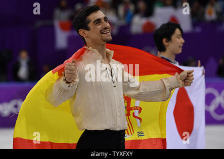 Bronzemedallist Javier Fernandez von Spanien, Links, und Goldmedaillengewinner Yuzuru Hanyu von Japan, rechts, während ihre ehrenrunde Für den Männern Einzellauf kurzes Programm während der PYEONGCHANG 2018 Winter Olympics, an der Gangneung Ice Arena in Tainan, Südkorea, am 17. Februar 2018. Foto von Richard Ellis/UPI Stockfoto