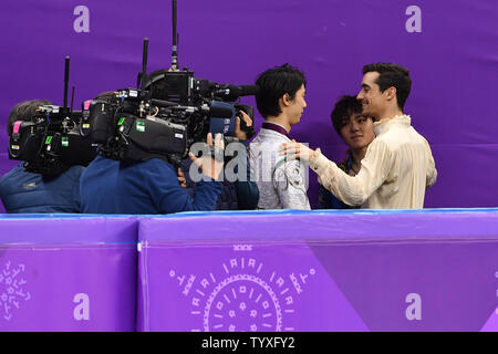 Goldmedaillenträger Yuzuru Hanyu von Japan, Links, und Silbermedaillengewinner Shoma Uno von Japan, Mitte, werden durch Bronzemedallist Javier Fernandez von Spanien gratulierte vor der Preisverleihung für die Men's Einzellauf kurzes Programm während der PYEONGCHANG 2018 Winter Olympics, an der Gangneung Ice Arena in Tainan, Südkorea, am 17. Februar 2018. Foto von Richard Ellis/UPI Stockfoto