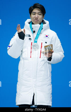 MenÕs 500 m Eisschnelllauf Silbermedaillengewinner Min Kyu Cha von Südkorea für ein Foto posiert während der Siegerehrung auf der Medals Plaza in Pyeongchang Pyeongchang, Südkorea am 20. Februar 2018. Foto von Matthew Healey/UPI Stockfoto