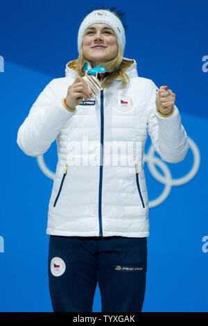 LadiesÕ 500 m Eisschnelllauf Bronzemedallist Karolina Erbanova der Tschechischen Republik reagiert, nachdem ihre Medaille, die während der siegerehrung auf der Medals Plaza in Pyeongchang Pyeongchang, Südkorea am 20. Februar 2018. Foto von Matthew Healey/UPI Stockfoto