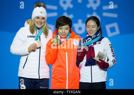 Von links LadiesÕ 500 m Eisschnelllauf Bronzemedallist Karolina Erbanova der Tschechischen Republik, silbermedaillengewinner Sang-Hwa Lee aus Südkorea und Goldmedaillengewinner Kodaira Nao von Japan posieren für ein Foto bei der Siegerehrung auf der Medals Plaza in Pyeongchang Pyeongchang, Südkorea am 20. Februar 2018. Foto von Matthew Healey/UPI Stockfoto