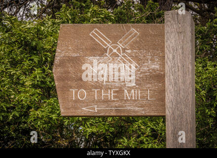 Holz- Wegweiser Skidby Windmühle, East Yorkshire, Großbritannien Stockfoto