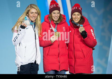 Von links Damen alpine Kombination Riesenslalom Silbermedaillengewinner Mikaela Shiffrin der Vereinigten Staaten, goldmedallist Michelle Gisin der Schweiz und Bronze medaillenträger Wendy Holdener in der Schweiz posieren für ein Foto bei der Siegerehrung für die Olympiade 2018 in Pyeongchang Medals Plaza in Pyeongchang, Südkorea am 22. Februar 2018. Foto von Matthew Healey/UPI Stockfoto