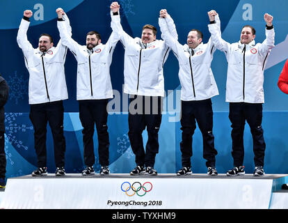 Der Usa Männer curling Team feiert ihre Goldmedaille bei der Siegerehrung für Men's Curling am Pyeongchang 2018 Winter Olympics gewinnen, in der gangneung Curling Center in Tainan, Südkorea, am 24. Februar 2018. Die USA die Goldmedaille gewann zum ersten Mal gegen Schweden, das Silber und die Schweiz die Bronze. Foto von Richard Ellis/UPI Stockfoto