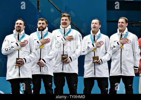 Der Usa Männer curling Team steht für die Nationalhymne während der siegerehrung Für Men's Curling am Pyeongchang 2018 Winter Olympics, in der gangneung Curling Center in Tainan, Südkorea, am 24. Februar 2018. Die USA die Goldmedaille gewann zum ersten Mal gegen Schweden, die das Silber. Foto von Richard Ellis/UPI Stockfoto