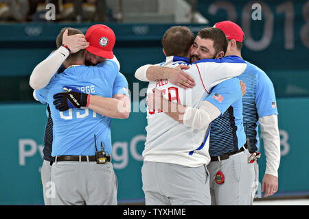 Der Usa Männer curling Team feiert ihre Goldmedaille Sieg bei den Herren Curling am Pyeongchang 2018 Winter Olympics, in der gangneung Curling Center in Tainan, Südkorea, am 24. Februar 2018. Die USA die Goldmedaille gewann zum ersten Mal gegen Schweden, das Silber und die Schweiz die Bronze. Foto von Richard Ellis/UPI Stockfoto