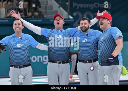 Der Usa Männer curling Team feiert ihre Goldmedaille Sieg bei den Herren Curling am Pyeongchang 2018 Winter Olympics, in der gangneung Curling Center in Tainan, Südkorea, am 24. Februar 2018. Die USA die Goldmedaille gewann zum ersten Mal gegen Schweden, das Silber und die Schweiz die Bronze. Foto von Richard Ellis/UPI Stockfoto