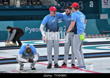 Der Usa Männer curling Team feiert ihre Goldmedaille Sieg bei den Herren Curling am Pyeongchang 2018 Winter Olympics, in der gangneung Curling Center in Tainan, Südkorea, am 24. Februar 2018. Die USA die Goldmedaille gewann zum ersten Mal gegen Schweden, das Silber und die Schweiz die Bronze. Foto von Richard Ellis/UPI Stockfoto