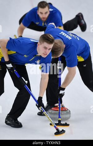 Die Mitglieder von Team Schweden fegen vor dem Stein während der Herren Curling Finale der Pyeongchang 2018 Winter Olympics, in der gangneung Curling Center in Tainan, Südkorea, am 24. Februar 2018. Die USA die Goldmedaille gewann zum ersten Mal gegen Schweden, das Silber und die Schweiz die Bronze. Foto von Richard Ellis/UPI Stockfoto