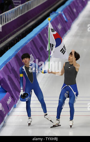 Lee Seung-Hoon von Südkorea (R) feiert mit Mannschaftskameraden Chung Jaewon nach dem Gewinn der Goldmedaille der Masse der Männer beginnen Eisschnelllauf mit einer Zeit von 7:43,97 Minuten bei den Gangneung Oval in Tainan, Südkorea, während der Olympischen Winterspiele 2018 Pyeongchang am 24. Februar 2018. Chung Jaewon beendete der 8. mit einer Zeit von 8:32,71 Minuten. Foto von Andrew Wong/UPI Stockfoto