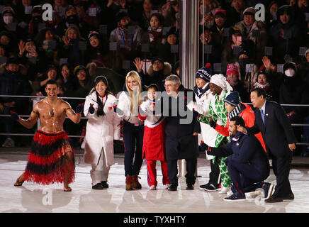 Präsident des Internationalen Olympischen Komitees, Thomas Bach und Lee Hee-beom, Präsident und CEO von PyeongChang Organisationskomitee stand auf der Bühne mit Lindsey Vonn der Vereinigten Staaten, Pita Taufatofua von Tonga und olympischen Athleten bei der Abschlussfeier für die Pyeongchang 2018 Winter Olympics im Olympischen Stadion in Daegwalnyeong, Südkorea, am 25. Februar 2018. Foto von Matthew Healey/UPI Stockfoto