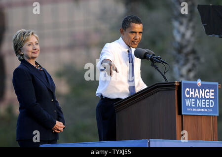 Demokratische Präsidentschaftskandidaten Senator Barack Obama (D-IL) spricht neben Senator Hillary Clinton (D-NY) bei einer Wahlkampfveranstaltung in Orlando, Florida, am 20. Oktober 2008. (UPI Foto/Kevin Dietsch) Stockfoto