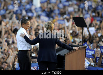 Demokratische Präsidentschaftskandidaten Senator Barack Obama (D-IL) (L) Hört als Senator Hillary Clinton (D-NY) bei einer Wahlkampfveranstaltung in Orlando, Florida, am 20. Oktober 2008 spricht. (UPI Foto/Kevin Dietsch) Stockfoto