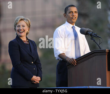 Demokratische Präsidentschaftskandidaten Senator Barack Obama (D-IL) spricht neben Senator Hillary Clinton (D-NY) bei einer Wahlkampfveranstaltung in Orlando, Florida, am 20. Oktober 2008. (UPI Foto/Kevin Dietsch) Stockfoto