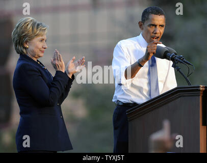 Demokratische Präsidentschaftskandidaten Senator Barack Obama (D-IL) spricht neben Senator Hillary Clinton (D-NY) bei einer Wahlkampfveranstaltung in Orlando, Florida, am 20. Oktober 2008. (UPI Foto/Kevin Dietsch) Stockfoto