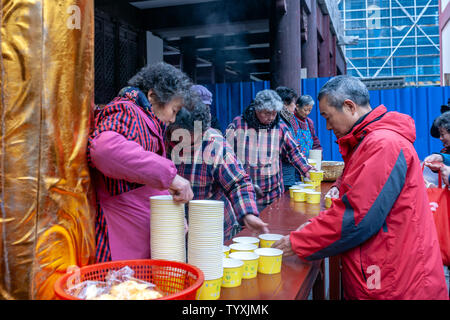 Jedes Jahr an der Laba Festival, die Bürgerinnen und Bürger in Nanjing zu den Pilu Tempel zum Trinken kommen Laba porridge kostenlos von den Mönchen freigegeben. Ich kam zu dem Pilu Tempel am frühen Morgen. Die Bürger der Pilu Tempel kommen Brei zu trinken haben sich lange Warteschlangen gesäumt. Es gibt mehr als 30 Zutaten für Laba porridge im Pilu Tempel, der sehr lecker ist. Es ist wirklich der Duft von 10.000 Laba porridge schwebend zwischen Himmel und Erde. Stockfoto