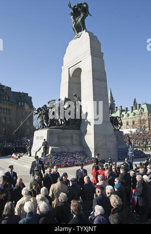 Prince Charles in Großbritannien und der Generalgouverneur von Kanada, Michaelle Jean (in Uniform) Veteranen Grüße während der Tag des Gedenkens an die National War Memorial in Ottawa, British Columbia, 11. November 2009. UPI/Heinz Ruckemann Stockfoto