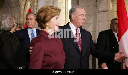 First Lady Laura Bush ist in das kanadische Parlament in Ottawa durch Premierminister Paul Martin, als Präsident George W. Bush führte folgt hinter mit Frau Sheila Martin. (UPI Foto/Gnade Chiu) Stockfoto