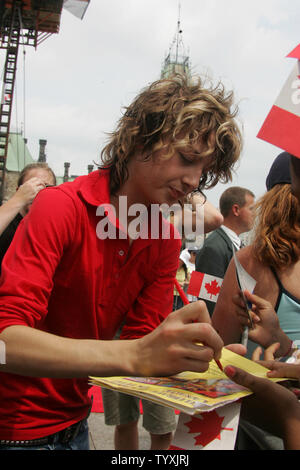 Canadian Idol Kalan Porter, von Medicine Hat, Alberta, Autogramme auf dem Parliament Hill in Ottawa, Kanada Tag, 1. Juli 2005. Porter, 19, in der Feier des 138. Geburtstag durchgeführt. (UPI Foto/Gnade Chiu) Stockfoto