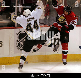 Pittsburgh Penguins' defenseman Brooks Orpik (44) Begegnungen Ottawa Senators" rechten Flügel Chris Neil(25) Während der dritten Periode von Spiel 5 der Eastern Conference Viertelfinale der Stanley Cup in Scotiabank Place in Ottawa am 19. April 2007. Die Senatoren gewann 3-0 in die zweite Runde zu gelangen. (UPI Foto/Gnade Chiu). Stockfoto