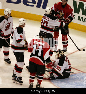 New Jersey Devils Torwart Martin Brodeur (30) Hält einen Schuß von Ottawa Senators Kapitän Daniel Alfredsson (11) Schweden während der linke Flügel Oleg Saprykin (61) von Russland wird während der zweiten Periode von Spiel vier in der Eastern Conference Halbfinale der Stanley Cup in Scotiabank Place in Ottawa am 2. Mai 2007. (UPI Foto/Gnade Chiu). Stockfoto