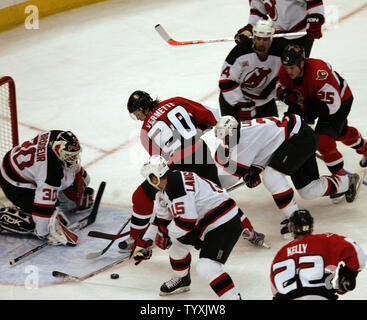 New Jersey Devils Torwart Martin Brodeur (30) Hält einen Angriff von den Ottawa Senators Antoine Vermette (20) und andere während der dritten Periode von Spiel vier in der Eastern Conference Halbfinale der Stanley Cup in Scotiabank Place in Ottawa am 2. Mai 2007. Die Senatoren gewann 3-2 der Serie drei Spiele bis eins zu führen. (UPI Foto/Gnade Chiu). Stockfoto