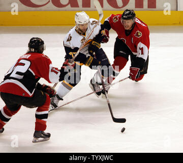 Ottawa Senators rechten Flügel Daniel Alfredsson von Schweden (11, rechts) Herausforderungen Buffalo Sabres linken Flügel Thomas Vanek (29) Österreichs für den Puck in der zweiten Periode von Spiel drei in der Eastern Conference Finals der Stanley Cup in Scotiabank Place in Ottawa am 14. Mai 2007. Alfredsson zählte die öffnung Ziel unterstützt von Dany Heatley und Jason Spezza. (UPI Foto/Gnade Chiu). Stockfoto