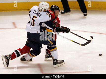 Buffalo Sabres defenseman Toni Lydman (5) Finnlands zupacken Ottawa Senators rechten Flügel Chris Neil (25) Auf der Suche nach dem Puck in der Sabres' während der dritten Periode von Spiel drei in der Eastern Conference Finals der Stanley Cup in Scotiabank Place in Ottawa am 14. Mai 2007. Die Senatoren gewann das Spiel 1-0 der Reihe zu nehmen führen drei Spiele zu Null. (UPI Foto/Gnade Chiu). Stockfoto