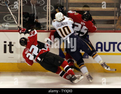 Ottawa Senators center Chris Kelly (22), rechter Flügel Chris Neil (25) und Buffalo Sabres defenseman Henrik Tallinder(10) Schweden erfüllen die Platten während der ersten Periode von Spiel vier in der Eastern Conference Finals der Stanley Cup in Scotiabank Place in Ottawa am 16. Mai 2007. (UPI Foto/Gnade Chiu). Stockfoto