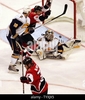 Ottawa Senators Chris Neil(25) feiert Dean McAmmond (37) erstes Ziel auf die Buffalo Sabres in der zweiten Periode von Spiel vier in der Eastern Conference Finals der Stanley Cup in Scotiabank Place in Ottawa am 16. Mai 2007. Sabres goalie Ryan Miller (30.) und Henrik Tallinder(10) von Schweden. (UPI Foto/Gnade Chiu). Stockfoto