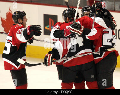 Ottawa Senators rechten Flügel Chris Neil (L) feiert nach der Unterstützung auf einem Ziel durch Mannschaftskamerad Anton Volchenkov(R) von Russland gegen die Anaheim Ducks in der dritten Periode von Spiel 3 des Stanley Cup Finale Scotiabank Place in Ottawa am 2. Juni 2007. Die Senatoren besiegt die Enten 5-3 mit den Enten immer noch führender der Meisterschaft Serie 2-1. (UPI Foto/Gnade Chiu). Stockfoto