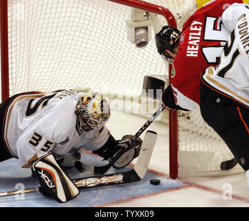 Anaheim Ducks Torwart Jean-Sebastien Giguere macht eine Speichern gegen die Ottawa Senators rechten Flügel Dany Heatley während der zweiten Periode von Spiel 4 des Stanley Cup Finals atScotiabank in Ottawa am 4. Juni 2007. (UPI Foto/Gnade Chiu). Stockfoto