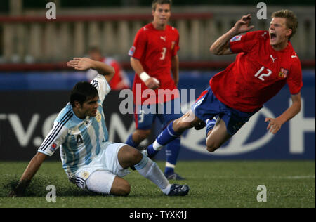 Tschechische Republik Mittelfeldspieler Petr Janda (R) Tauchgänge über Argentinien defenseman Gabriel Mercado (L) in der zweiten Hälfte der FIFA U-20 WM-Spiel bei Frank Clair Stadion in Ottawa, Kanada, am 30. Juni 2007. Das Match endete mit einem torlosen Unentschieden. (UPI Foto/Gnade Chiu). Stockfoto