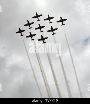 Kanadische Streitkräfte jet Truppe die Snowbirds fliegen über Parliament Hill in traditioneller Weise während einer Canada Day Konzert in Ottawa, Kanada, am 1. Juli 2007. Über 200.000 Kanadier, der Hauptstadt strömten in Kanada 140. Geburtstag zu feiern. (UPI Foto/Gnade Chiu). Stockfoto