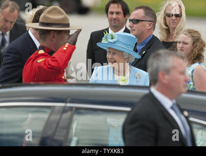 Großbritanniens Queen Elizabeth und Prinz Philip (nicht abgebildet) Kopf in ihre Limousine nach der Ankunft in MacDonald Cartier International Airport in Ottawa, Ontario, 30. Juni 2010. Das königliche Paar sind am Tag drei der neun Tag Royal Tour durch Kanada. UPI/Heinz Ruckemann Stockfoto
