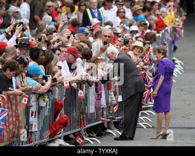 Vor der Ankunft des Herzogs und der Herzogin von Cambridge, Generalgouverneur David Johnston und Frau Sharon begrüße die Besucher der Rideau Hall, ihren Wohnsitz in Ottawa am 30. Juni 2011. Das königliche Paar, William und Kate, wird an der Rideau Hall für die ersten zwei Nächte Ihrer 9-Tage Royal Tour in Kanada bleiben. (UPI Foto/Gnade Chiu) Stockfoto