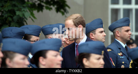 Seine Königliche Hoheit, der Herzog von Cambridge prüft das kanadische Militär bei Ankunft am Rideau Hall, die königliche Residenz in Ottawa am 30. Juni 2011. (UPI Foto/Gnade Chiu) Stockfoto